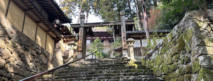 姨綺耶山 長命寺 is one of 長い石段や山の上にある寺社.