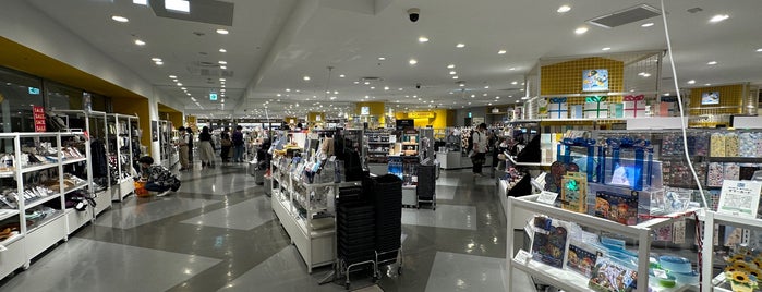 Loft is one of 地元のお店.