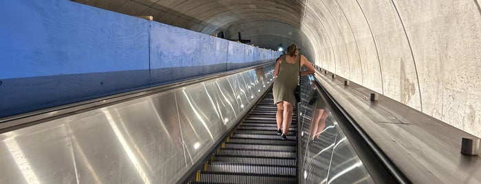 Tenleytown-AU Metro Station is one of Sunjay'ın Beğendiği Mekanlar.