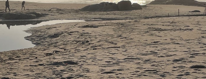 Praia de Moledo is one of Lugares favoritos para um dia de sol.