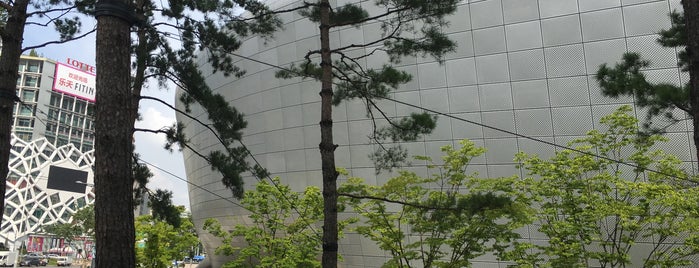 Dongdaemun History & Culture Park is one of Lieux sauvegardés par Jihye.
