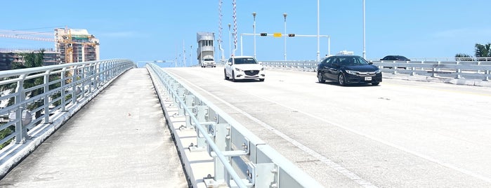 17th Street Causeway - E. Clay Shaw Bridge is one of Locais curtidos por Brad.