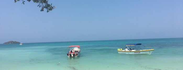 Agua Azul Beach-Resort is one of Tempat yang Disukai Enrique.