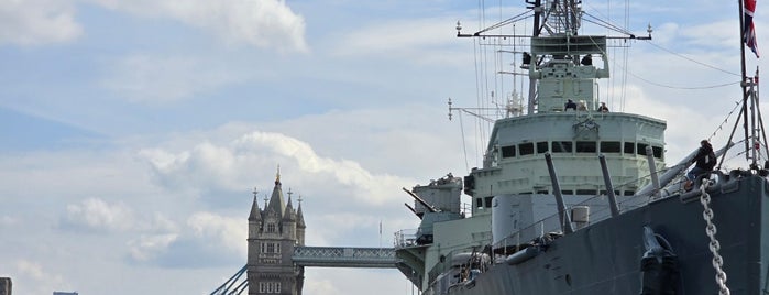 HMS Belfast is one of Londres.