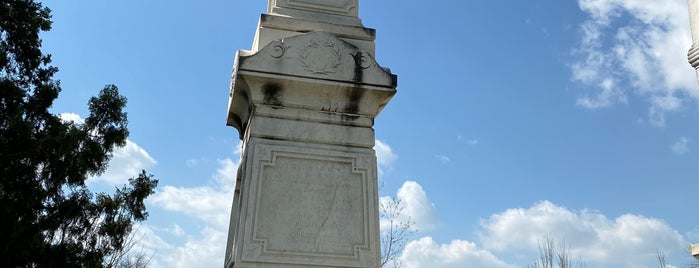 Rose Hill Cemetery is one of Places to go.