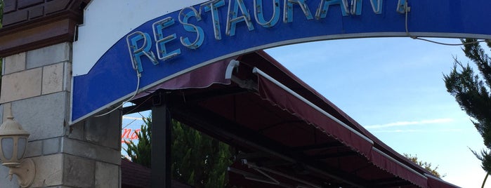Vona Restaurant&beach Club is one of Lugares favoritos de Emrah.
