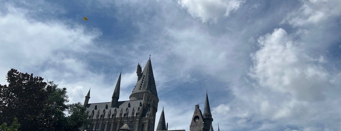 Hogwarts School of Witchcraft And Wizardry is one of Asking edit places.