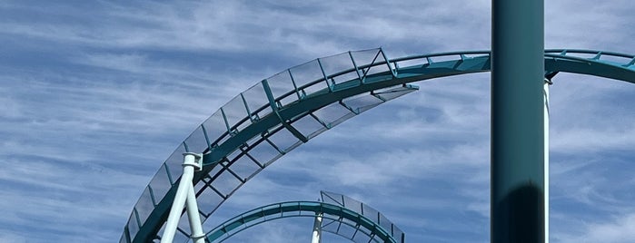 Pipeline: The Surf Coaster is one of Tempat yang Disukai Lizzie.