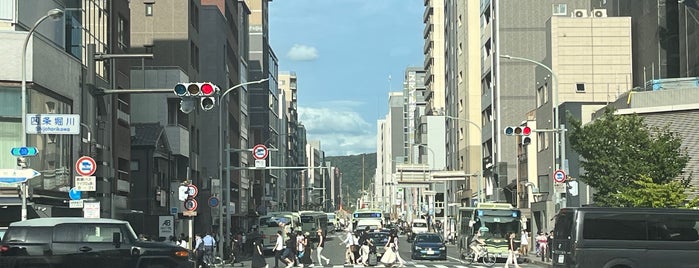 四条堀川交差点 is one of 堀川通りの交差点.