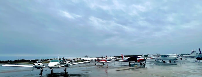 Miami Executive Airport is one of Tariq'in Beğendiği Mekanlar.