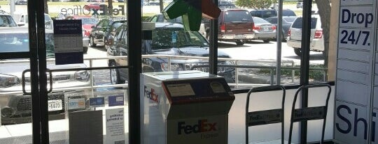 FedEx Office Print & Ship Center is one of Tempat yang Disukai Everett.