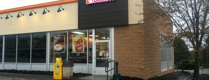 Dunkin' is one of Lugares favoritos de Bee!.