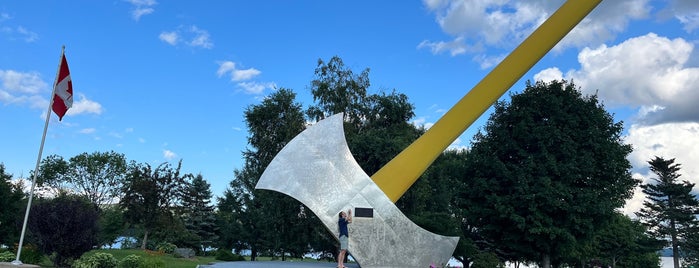 World's Largest Axe is one of Quirky Landmarks USA.