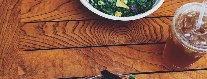 sweetgreen is one of Lugares favoritos de Emily.