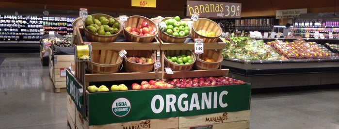 Mariano's Fresh Market is one of สถานที่ที่ Heather ถูกใจ.