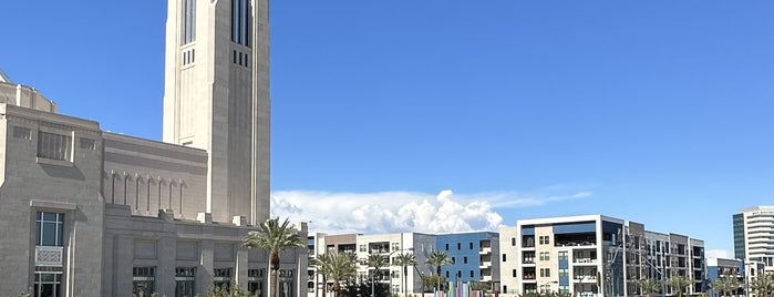 The Smith Center for the Performing Arts is one of T LV.