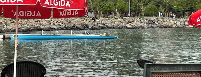 Suadiye Marina Beach is one of Şeyma.