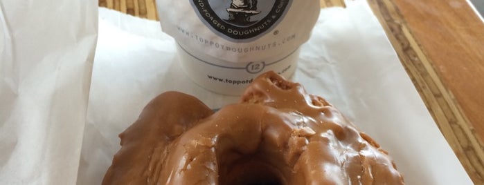 Top Pot Doughnuts is one of Claraさんのお気に入りスポット.