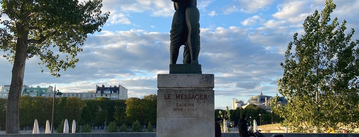 Le Messager is one of Paris.