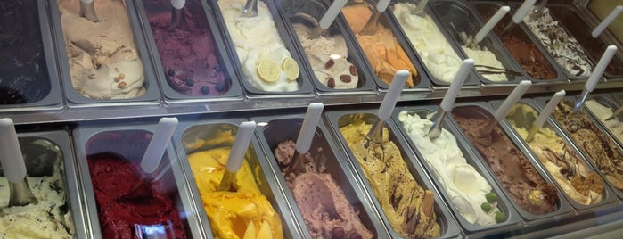 Dolce Gelateria is one of Lugares favoritos de Mike.