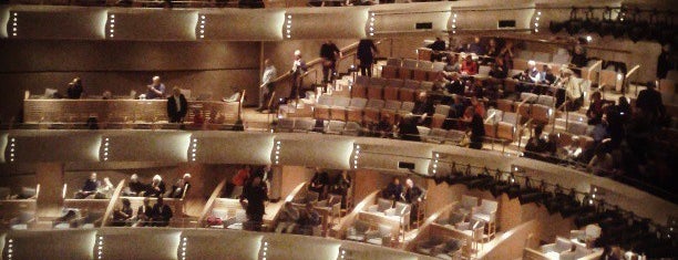 Four Seasons Centre for the Performing Arts is one of Lugares favoritos de Ian.