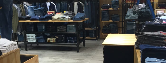 Levi's tlalnepantla fashion mall is one of Geomar’s Liked Places.