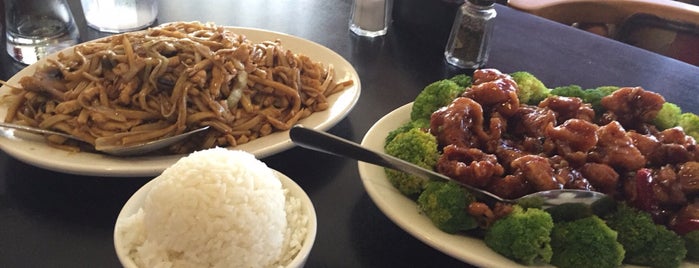 Szechuan Chinese Restaurant is one of Posti che sono piaciuti a Rowan.