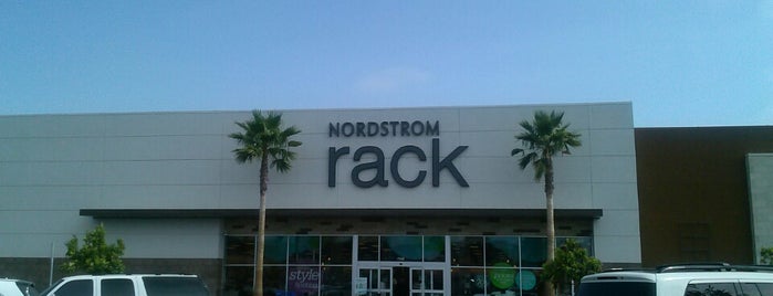 Nordstrom Rack is one of Locais curtidos por Dan.