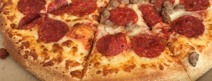 Little Caesars Pizza is one of Alexandra's Saved Places.