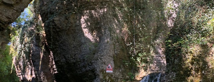 Martvili Waterfall is one of Lieux qui ont plu à Maria.