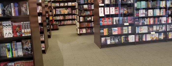 Barnes & Noble is one of Luis : понравившиеся места.