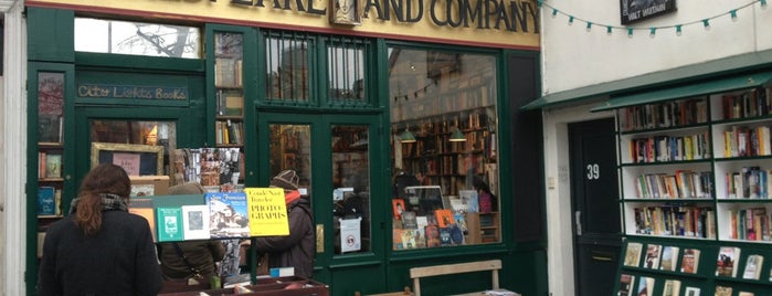 Shakespeare & Company is one of Librairie.