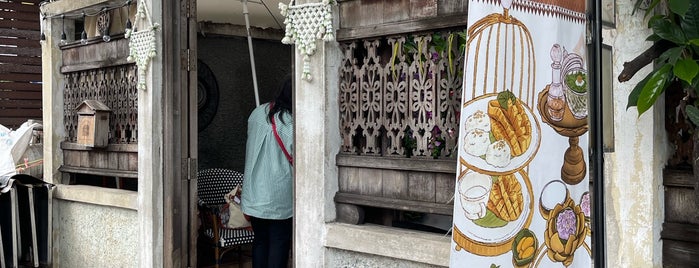 Gingerbread House is one of Aroi Phra Athit.