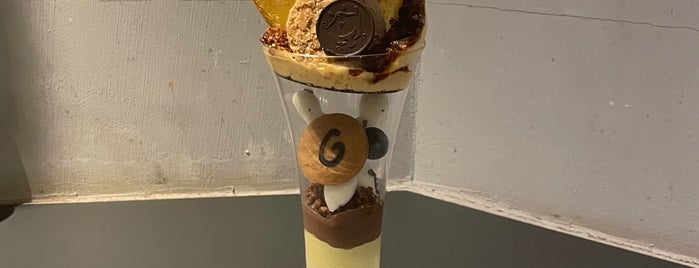 夜パフェ専門店 モモブクロ is one of いちごと生クリーム.