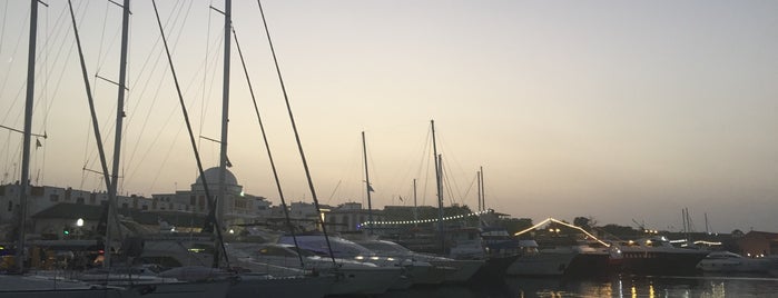 Mandraki Harbour is one of Mujdat'ın Beğendiği Mekanlar.