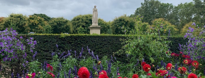 Jardin de la Roseraie is one of สถานที่ที่ Phillip ถูกใจ.