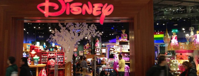 Disney Store is one of Lugares agora CONHECIDOS.