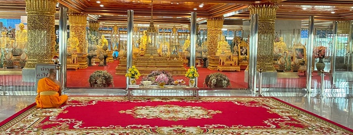 Wat Paknam Bhasi Charoen is one of Rocio’s Liked Places.