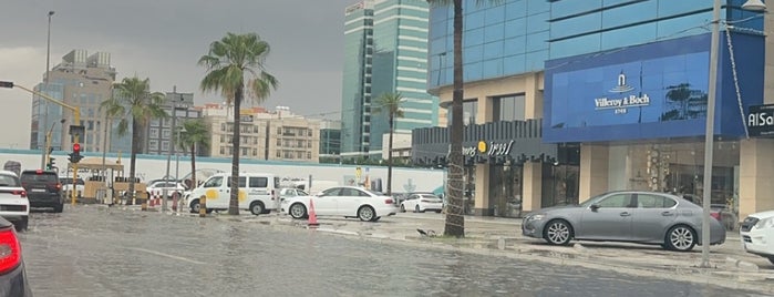 Al Shaikh Avenue is one of مجمعات الخبر.