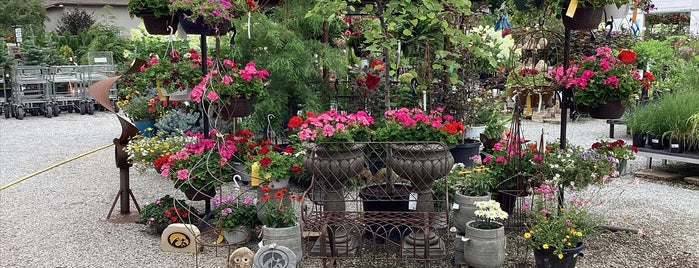 Iowa City Landscaping & Garden Center is one of สถานที่ที่ Jeiran ถูกใจ.