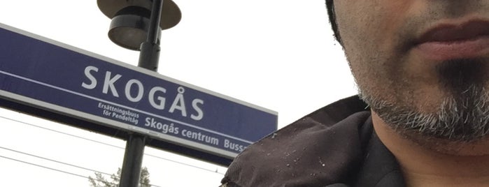 Skogås (J) is one of SE - Sthlm - Pendeltåg.