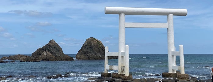 夫婦岩 is one of 自然地形.