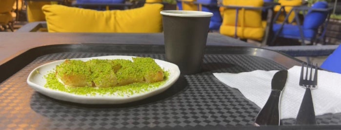 Kullaj Omar is one of Riyadh cafe.