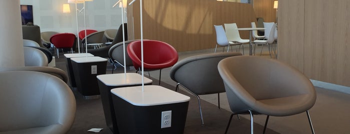 Air France Lounge is one of Free wi-fi venues.