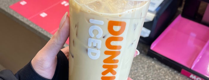 Dunkin' is one of Locais curtidos por Taisiia.