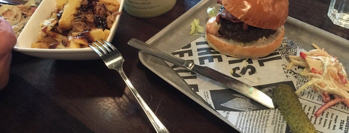 Handmade Burger Co is one of Paulさんのお気に入りスポット.