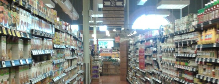 Whole Foods Market is one of Lugares favoritos de Elizabeth.