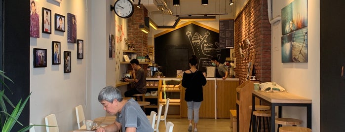 Dazy Cafe is one of Cafe：松山、信義、大安(北).