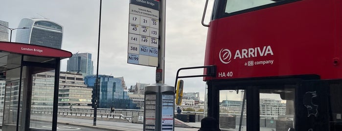 TfL Bus Stop M - London Bridge (77771) is one of Vitoさんのお気に入りスポット.