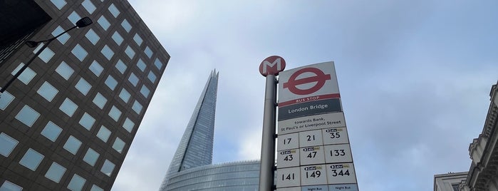 TfL Bus Stop M - London Bridge (77771) is one of Londen.